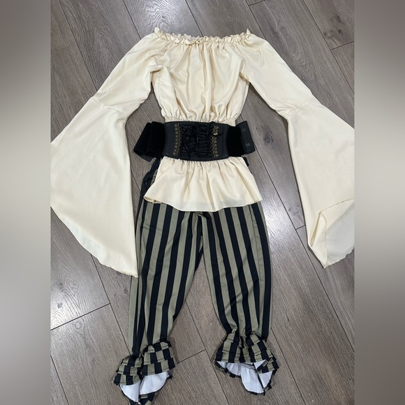 Pre-Owned Petite Pirate costume. Size XS - Picture 2 of 6